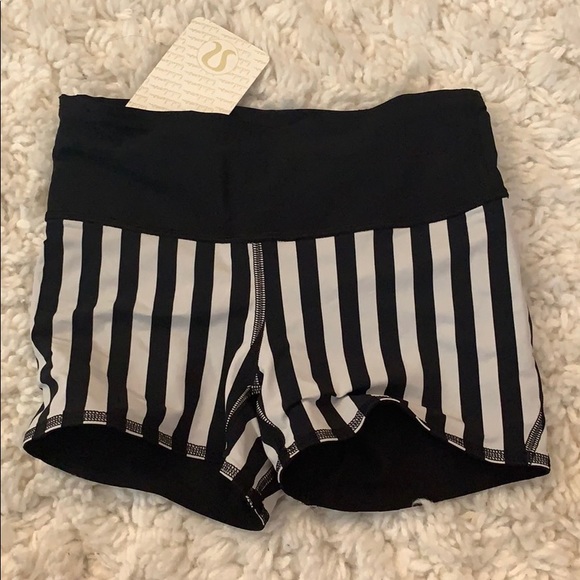*Lululemon* Black/White, Water Bound Short - Picture 5 of 9